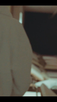 Není tak snadné najít místo k šukání v lázních, takže skončíme na toaletě, kde mě šuká zezadu a stříká na mě