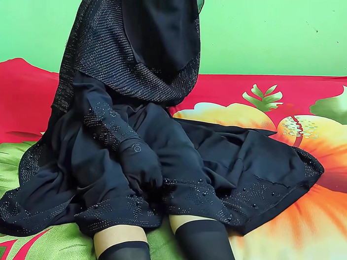 Riya Chowdhury: Awek tunduk seksi mahu berkongkek dengan saya dengan keras