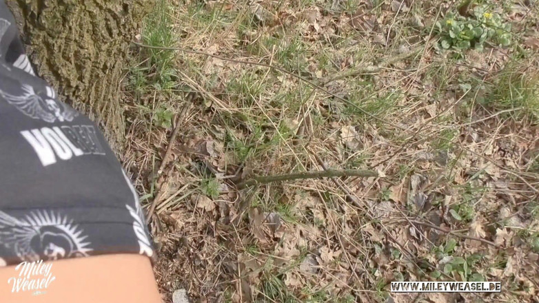 Miley Weasel: Симпатичная девушка связала себя и была трахнута на публике