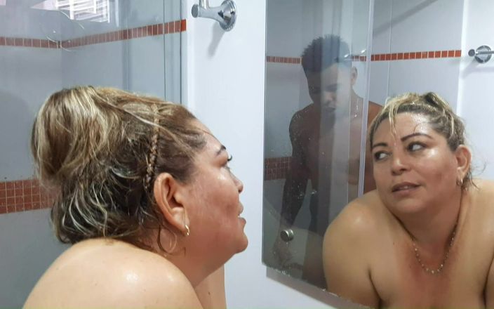 Madame Marie: Cachonda madura seduciendo a su hijastro en la ducha