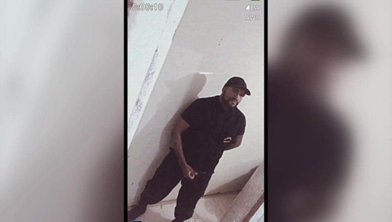 TheBlacKHunterr: Ochrona masturbuje się w pracy