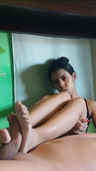 Femdom Footjob, Socked Ręczna robota i 2 wytryski dla Związanego chłopaka!