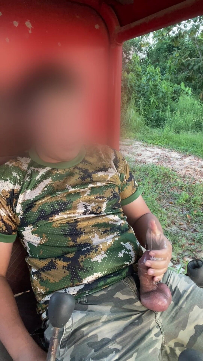 Hiroshi_cr: 在辛苦工作了一天后的卡车司机