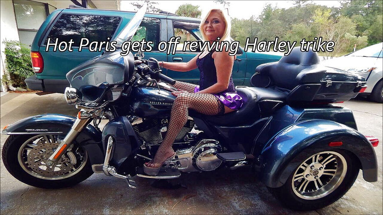 Nasty Girlfriends: Parisul sexy are parte de revving trike HD