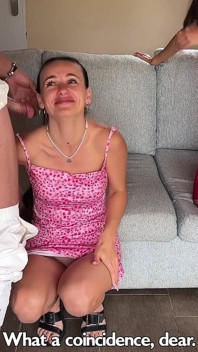 Swinger çiftler eş değişimi için buluşuyor ve aynı kanepede tutkulu bir şekilde sevişiyor