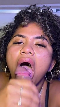 La ragazza nera perfetta ama rendere i duri con la sua bocca