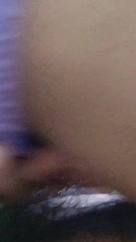 Vdané ženy dělají pozici cow girl v posteli pro lepší orgasmus