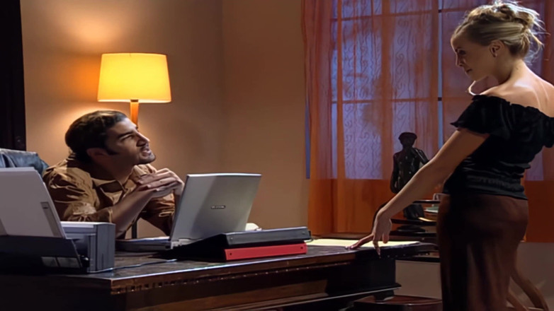 Luxury porn channel: Thư ký tóc vàng chăm sóc, bắt đầu với đút sâu vào...