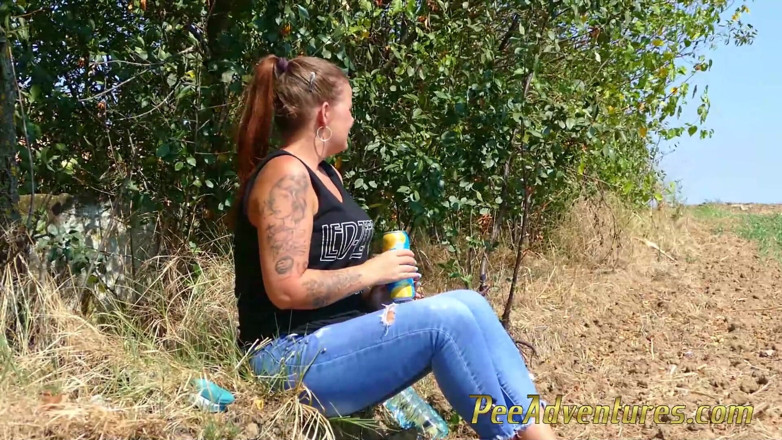 Pee Adventures: Nass ihre jeans in der hitze im freien