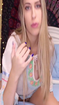 Kimber lee ragazza hippie arrapata da sola con vibratore e dildo