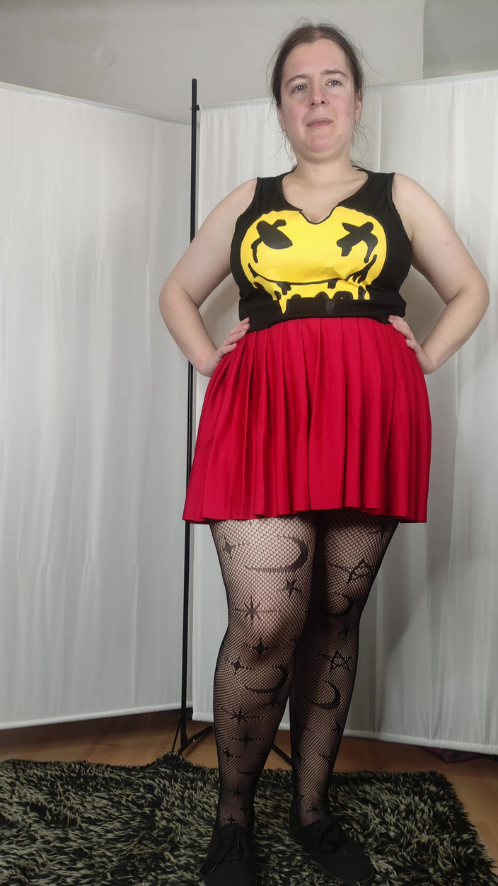 Lena Rose: [4k] Vyzkoušejte vzorované punčocháče a červenou minisukni