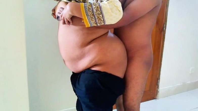 Aria Mia: 一个男人帮助他的邻居哥在她痒痒的身体，然后他们满足他们的性需求