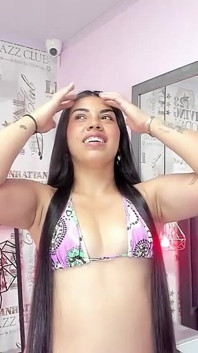Sexy Latina Masturbiert Vor Der Kamera Mit Schlechten Haaren Und Kleinen Tits.mp4