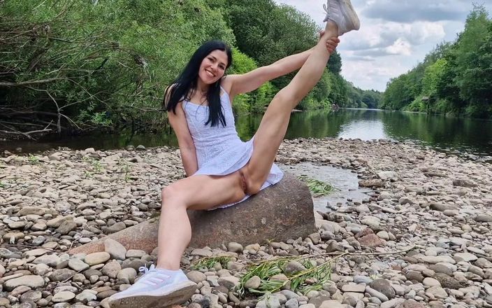 Nicky Brill: Mi spalanca la figa e mi fa la pipì nuda...