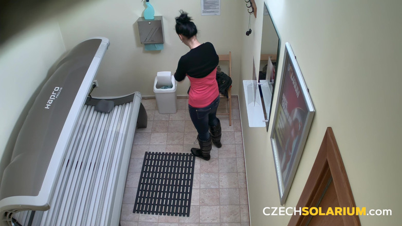 Czech Solarium: Wanita muda Czech Solarium melancap semasa berjemur