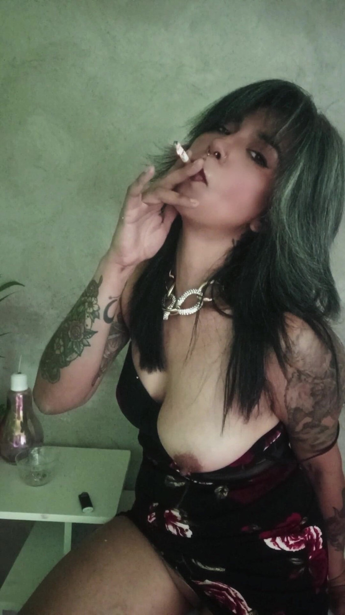 Casia Castro: Merokok perlahan