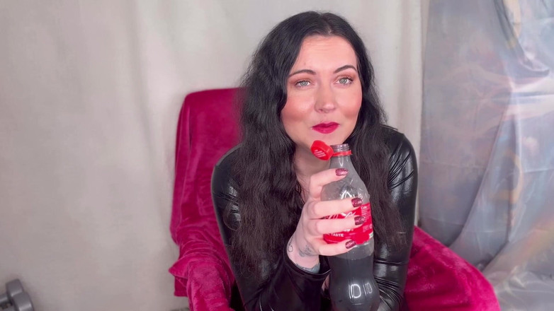 MissFFW: Mlle FFW prend une bouteille de cola et se fait...