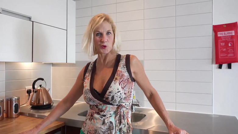 Dirty Doctors Clips - Solo Mature Playtime: Rijpe vrouw doet haar huishoudelijk werk