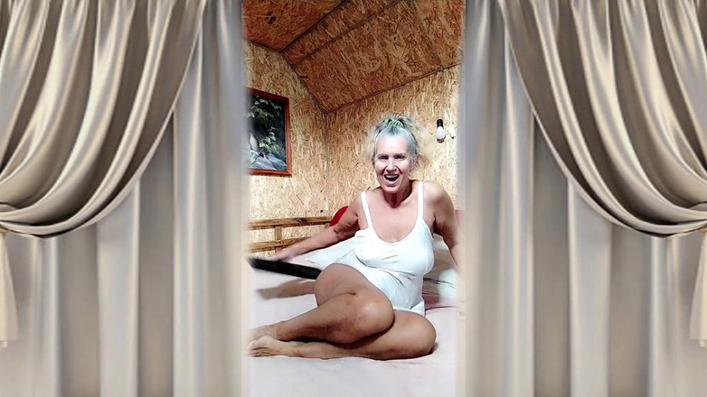 Lukerya: Gorąca gospodyni Lukerya w satynowej białej bieliźnie na dużym miękkim łóżku