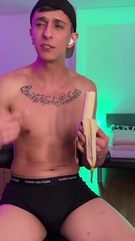 Leo Latte Quasi 2 ore Livestream - stuzzicamento, spogliarello e spettacolo in biancheria intima