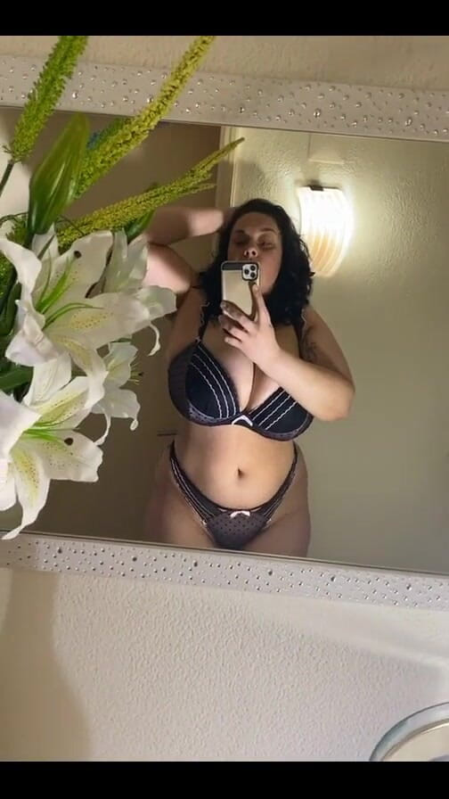 Anastasia Lux: Set pakaian dalam hari ini terlihat seperti ini...