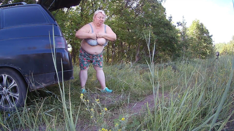 Zona901: 継母が屋外でマンコをオナニーする