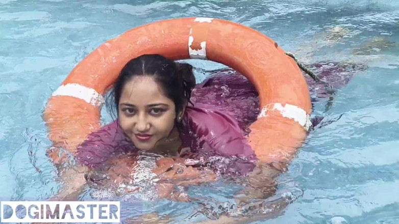 Dogimaster: Chica india disfruta en Hilton Goa Resort - Dogimaster