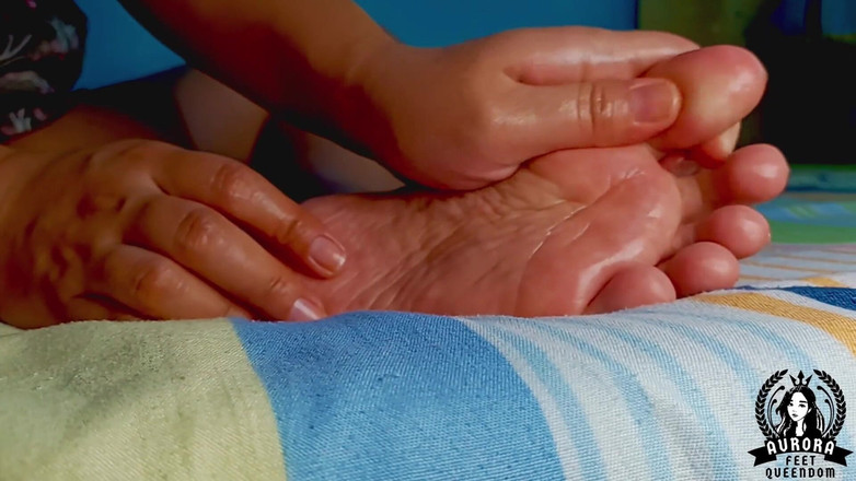 Queen Aurora: Primo piano massaggio con suole oleose
