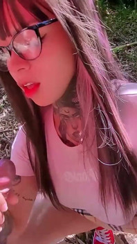 Gadis bolos kelas untuk gurunya di hutan