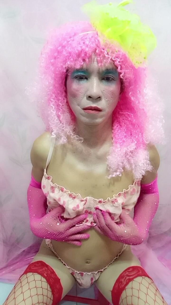 nguyen dang thien tri: Oanh le transseksüel seksi kıyafetler giyiyor