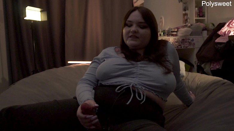 Polly Sweet: Інструкції для мастурбації в одязі, поклонятися ногам господині та її страпону