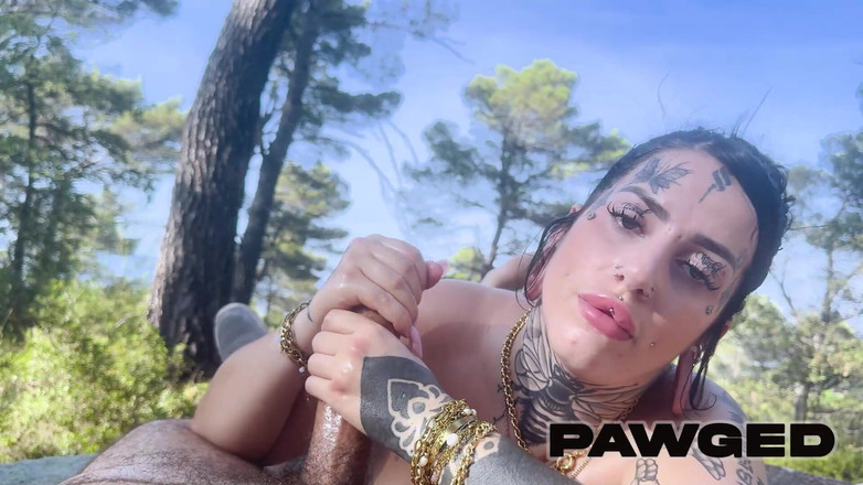 PAWGED: Pelacur Perancis di Hutan