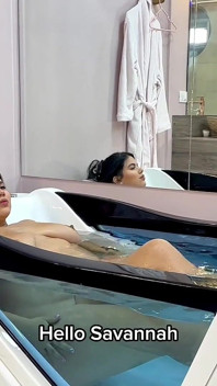 Těhotná žena v domácnosti má sex se svým nevlastním synem ve vaně