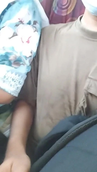 Hotfuck20: She Lovess to Give Me Handjob on Bus