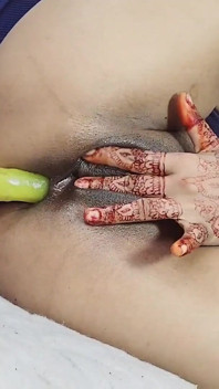 Desi styvsyster anal dildo bär sexiga strumpor