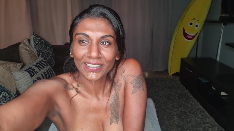 domslutfucker: Desi siedzi na kanapie ślini się, jak ona wystaje i wytryskuje...