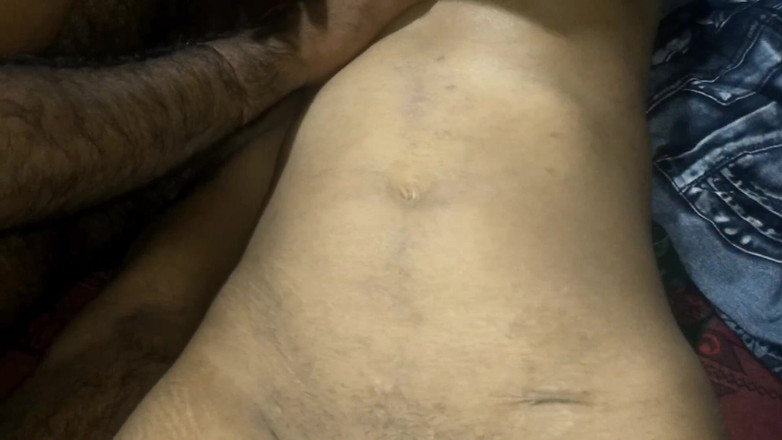 Babita Babita: 姐夫把小嫂带到房间，把她留在那里