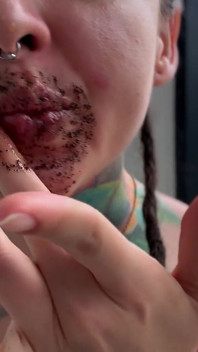 Sertai saya untuk mengelupas bibir saya dengan madu dan kopi.