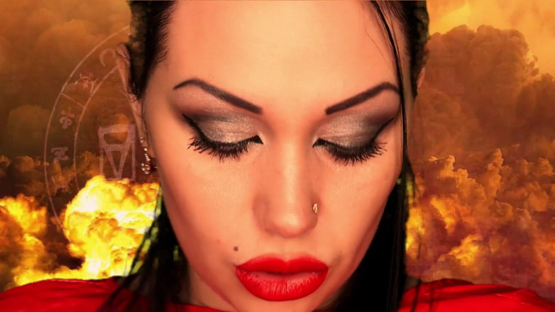 Goddess Misha Goldy: Di dalam seorang Devil! Fetish devour!