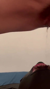 Herrin pisst ihren sklaven direkt in seinen mund