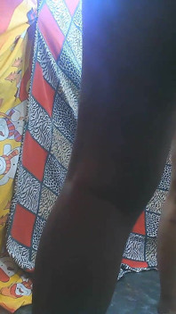 Une bhabhi en robe noire me suce la bite et je la baise