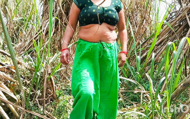 Desistepsis: Indische bhabhi wird vor dem Haus auf Sugarcane Field gefickt