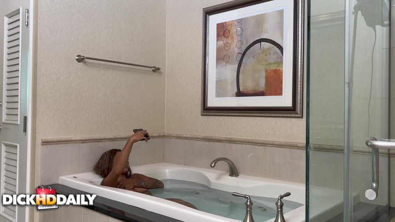DICKHDDAILY: Bts - un appuntamento per fare il bagno: Mena Carlisle