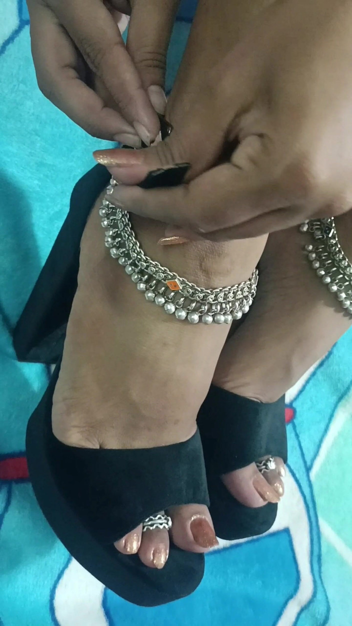 Jackson6767: Dominatrix tamil, pies calientes y hermosos para esclavos tamiles