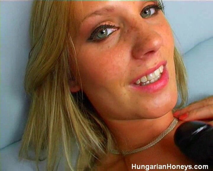 Hungarian Honeys: Lucie Horinkova com consolo preto