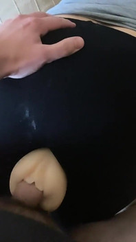 Mi scopo un giocattolo e sborro sui leggins