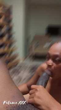 Elle a l’air bien en suçant des grosses noires