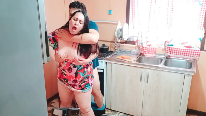 BBW Kelly Mom: Seks di dapur apabila ibu tiri membuka peti sejuk