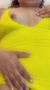 Sahilde, Çok Isrardan Sonra, Üvey Annem Amına Boşalmama Izin Veriyor. İşeyip Mastürbasyon Yapıyor.