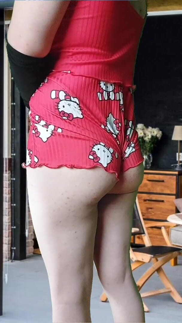 Kitty_Cross: Sissy Ciesząc się na podwórku w jej cutie krótkie stroje...
